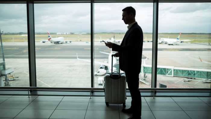 Faturamento das viagens corporativas supera R$ 1 bilhão no Brasil pelo sétimo mês seguido. Crédito: Freepik