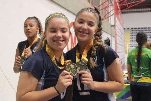 Julia e Laura mostram orgulhosas o bronze conquistado nos JEB’s (Foto: Matheus Candeloro)