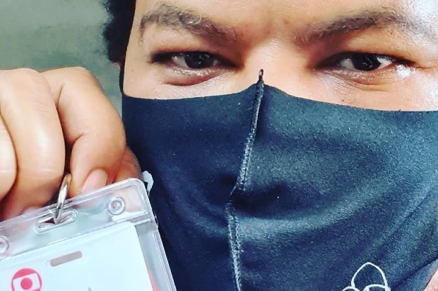 Babu Santana celebra contratação na Globo. (Foto: Reprodução/Instagram)