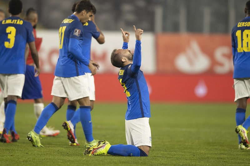 Seleção pena, mas bate o Chile e mantém 100% de aproveitamento nas Eliminatórias da Copa