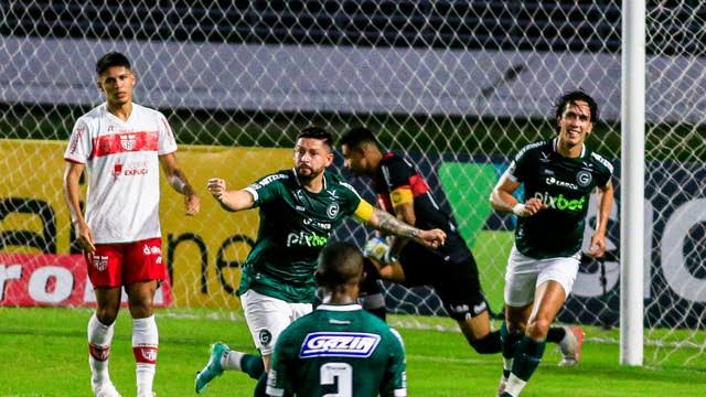 CRB perde em casa, mas continua no G4