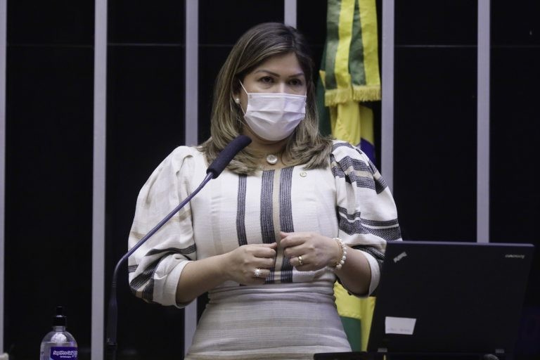 Aline Gurgel: 
