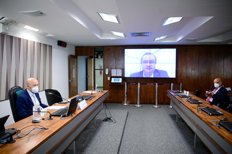 Confúcio Moura, Wellington Fagundes (no telão) e Esperidião Amin na reunião remota desta segunda-feira - Pedro França/Agência Senado