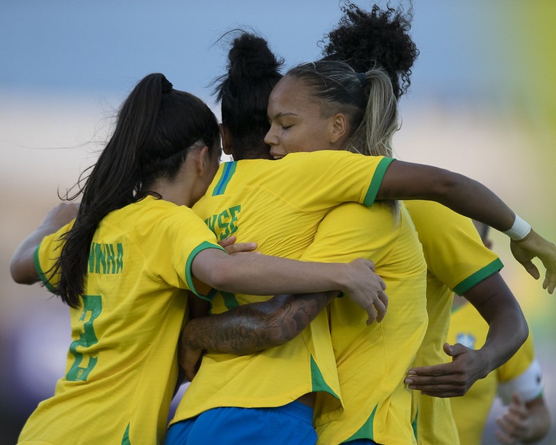 Brasil vence Argentina em amistoso do futebol feminino, em Campina Grande