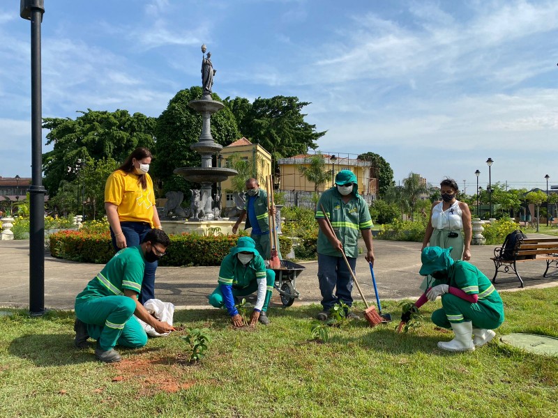 Apenados do programa Trabalhando a Liberdade plantam mudas no Parque Senador Jefferson Péres - FOTO: Divulgação/Seap