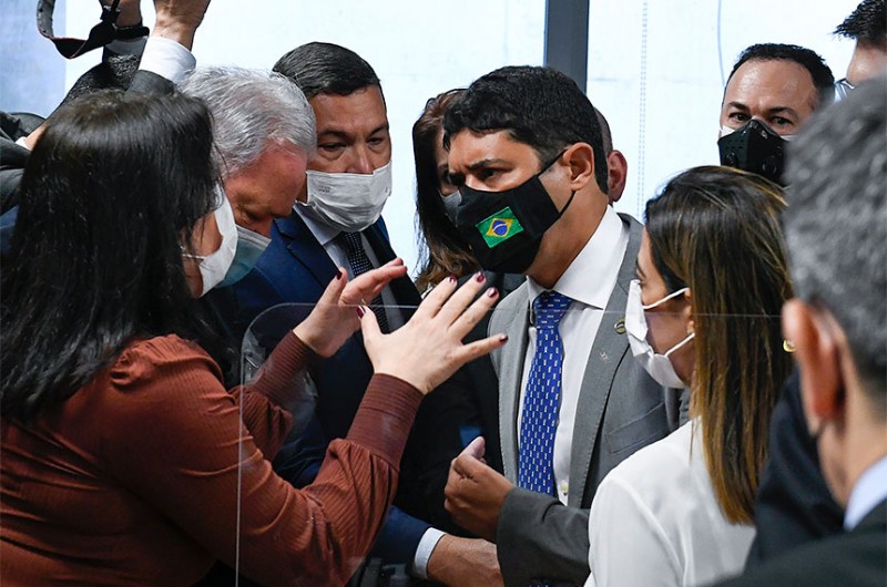 Em depoimento conturbado à CPI nesta terça-feira (21), o ministro da CGU, Wagner Rosário, chamou a senadora Simone Tebet de "descontrolada". Senadores saíram em defesa da parlamentar