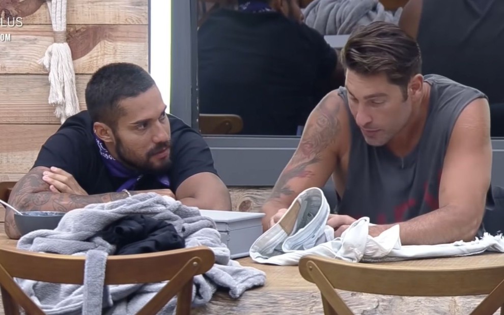 Arcrebiano de Araújo e Victor Pecoraro em A Fazenda 13; peões combinaram voto em Dayane Mello