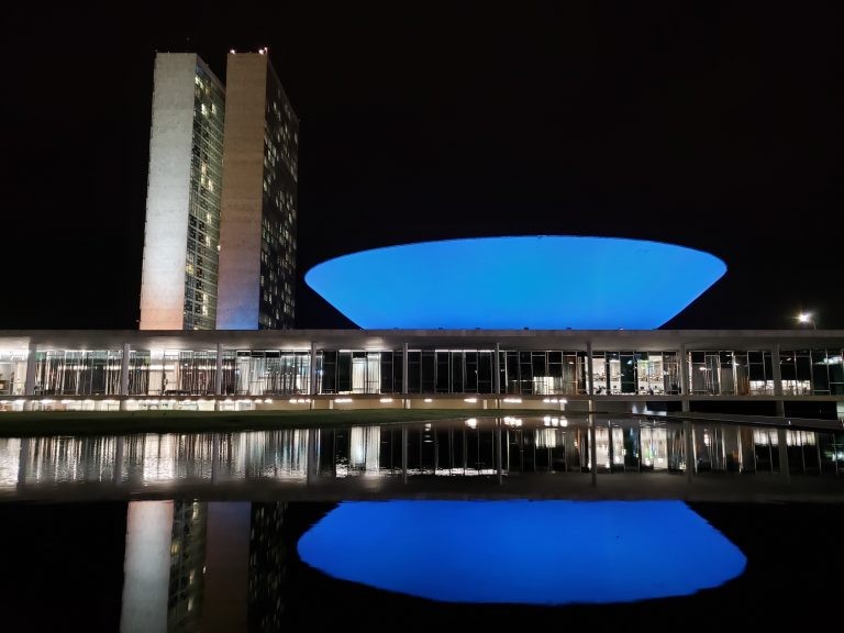 Iluminação especial busca chamar atenção para o tema - (Foto: Pierre Triboli/Câmara dos Deputados)