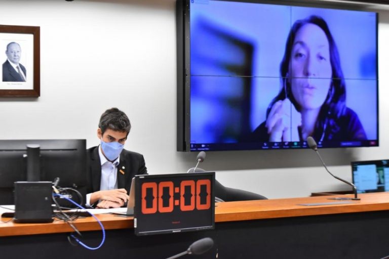 Tiago Mitraud, que conduziu o seminário, e Kiki Mori, consultora em gestão - (Foto: Reila Maria/Câmara dos Deputados)