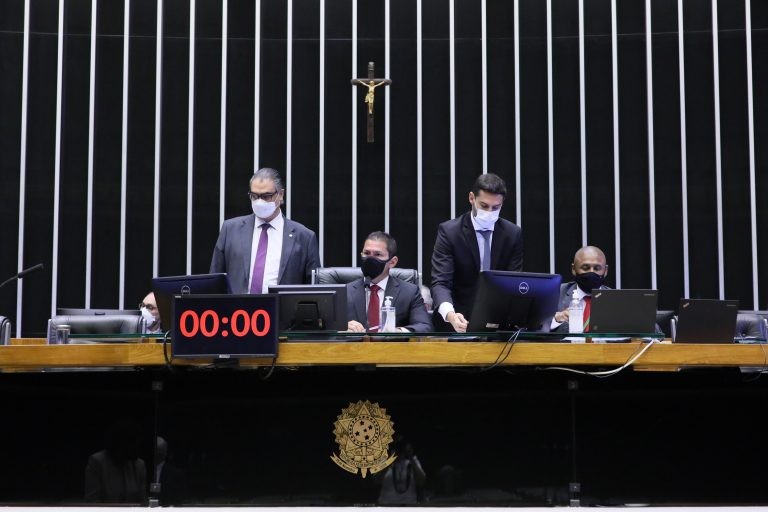 Deputado Marcelo Ramos (C) preside a sessão do Plenário - (Foto: Cleia Viana/Câmara dos Deputados)