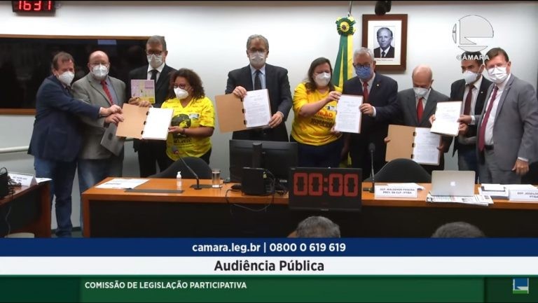 Integrantes da Comissão de Legislação Participativa recebem a proposta - (Foto: Reprodução TV Câmara)