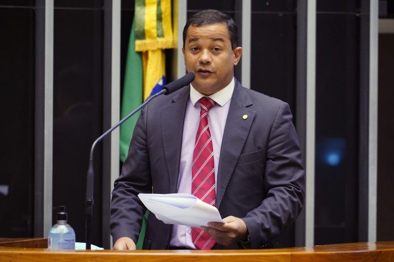 Delegado Pablo: proposta vai simplificar o processo de certificação - (Foto: Pablo Valadares/Câmara dos Deputados)