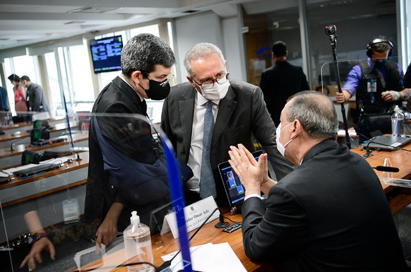 Randolfe Rodrigues com o relator da CPI, Renan Calheiros, e o presidente do colegiado, Omar Aziz - Pedro França/Agência Senado