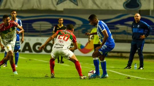 CSA vence Brusque e cola no G4