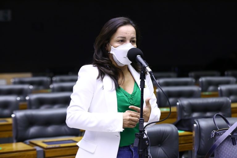 Professora Marcivania recomendou a aprovação da proposta com mudanças no texto original - (Foto: Cleia Viana/Câmara dos Deputados)