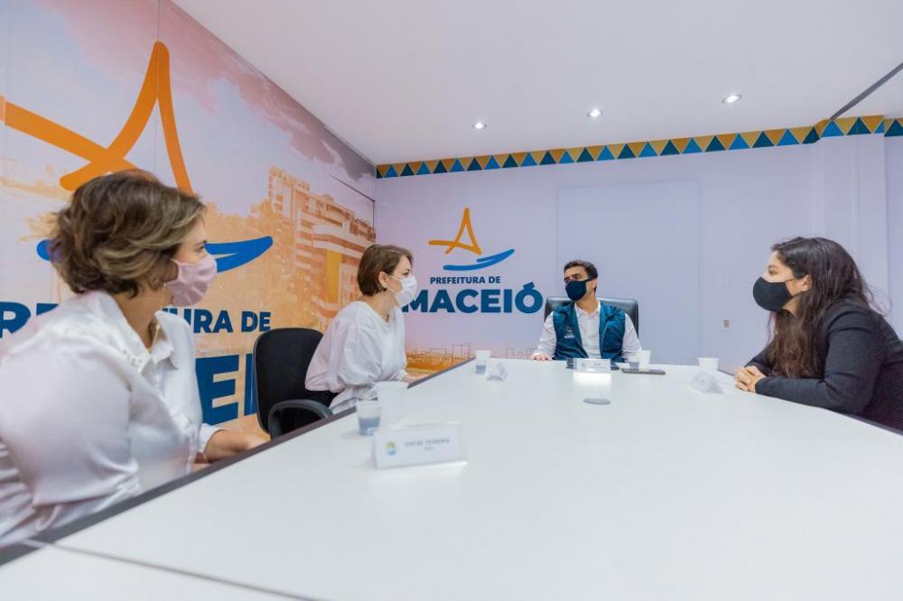 Prefeito JHC reunido com a estudante Ana Júlia e representantes do Serviço Social da Indústria (Sesi). Fotos: Edvan Ferreira