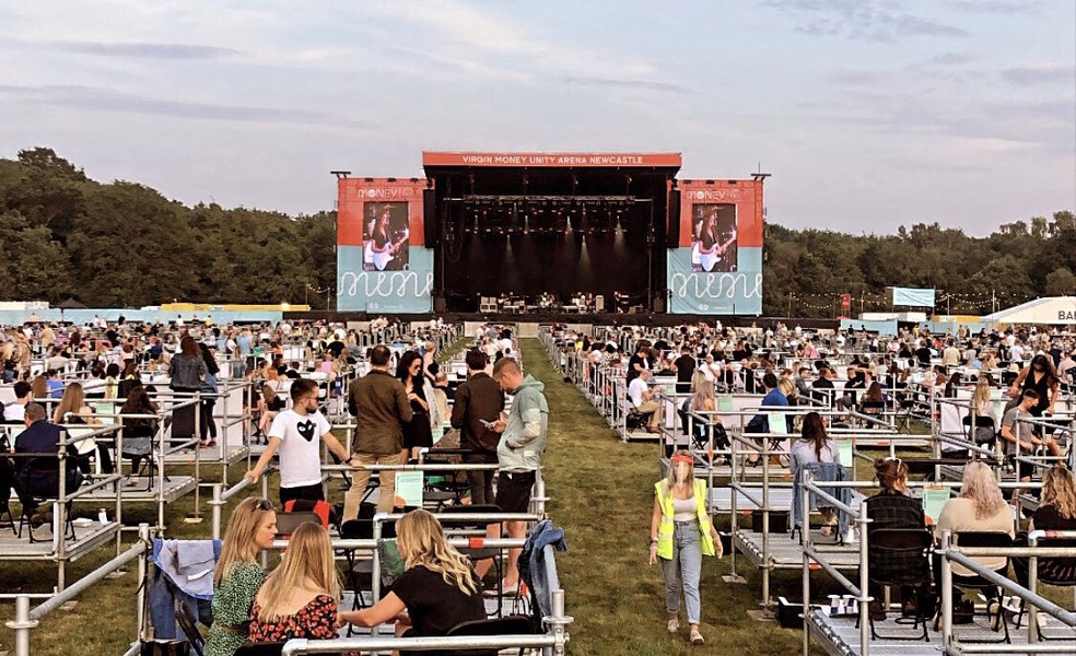 Público se dividiu em 'cercas' em festival na Inglaterra