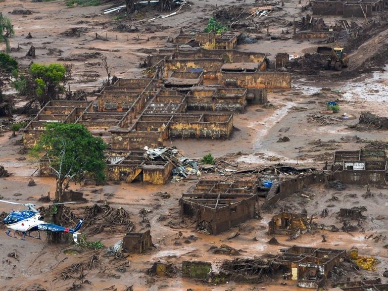 Cenário de destruição após rompimento de barragem em Mariana - (Foto: Antônio Cruz/Agência Brasil)