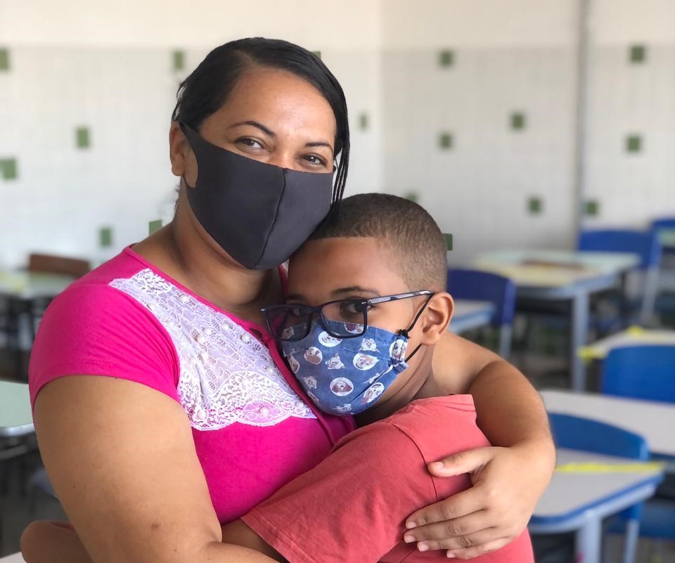 Daniela Rodrigues e o filho Alex Gutemberg agradecem pelo benefício do BEM. Foto: Julita Bittencourt/Ascom Semed. Secretário Elder Maia destaca a contribuição do benefício para manutenção dos alunos nas escolas.