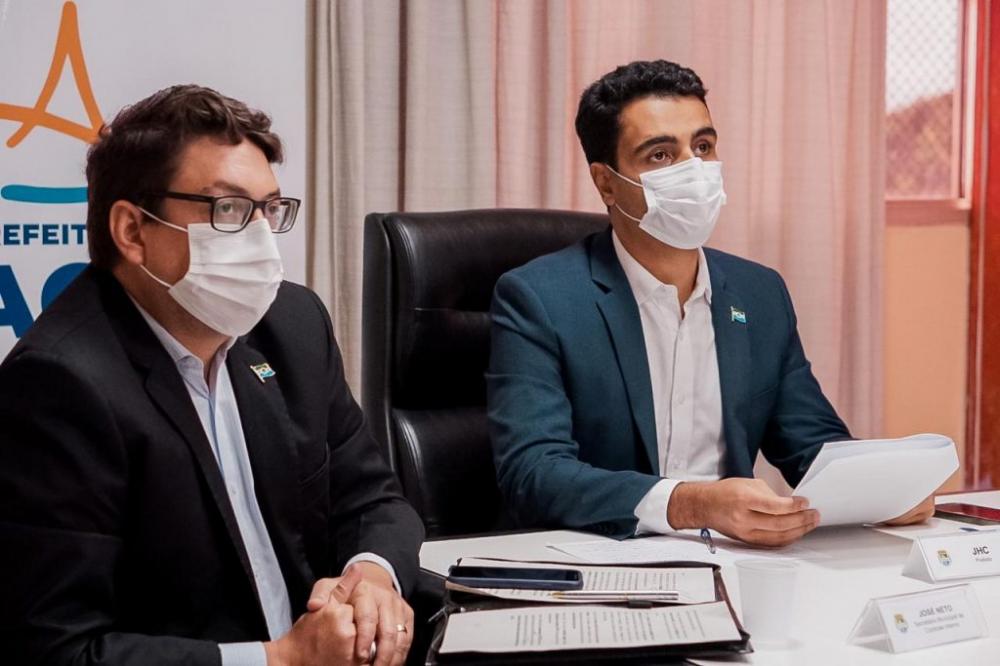 Prefeito JHC e secretário de Controle Interno, José Neto (Foto: Davysson Mendes/ Secom Maceió)