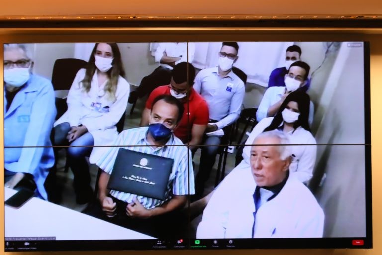 Equipe do Hospital Severino Lopes, um dos agraciados com o Prêmio Nise da Silveira - (Foto: Gustavo Sales/Câmara dos Deputados)