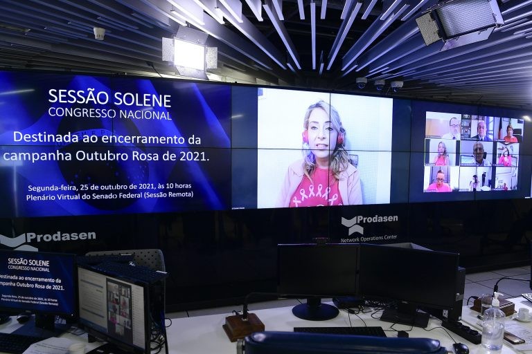 A paciente oncológica do SUS, Daniela Catunda (no telão), relatou sua experiência durante a sessão - (Foto: Pedro França/Agência Senado)