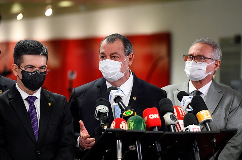 Senadores Randolfe Rodrigues (REDE-AP), Omar Aziz (PSD-AM) e Renan Calheiros (MDB-AL) numa de suas entrevistas à imprensa durante a CPI da Pandemia - Marcos Oliveira/Agência Senado