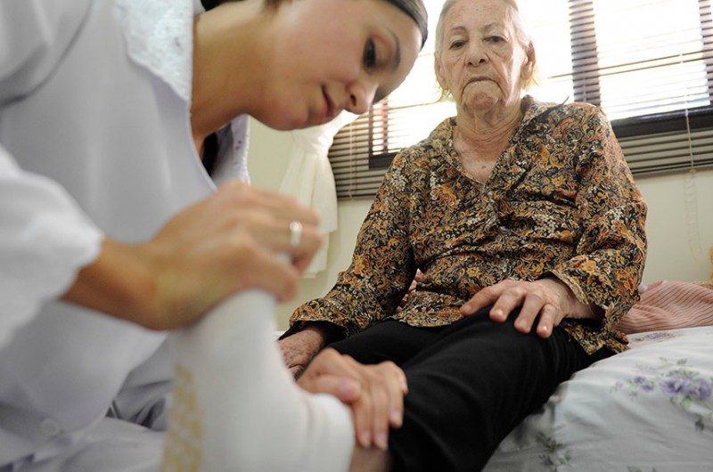 Fisioterapeuta atende idosa em casa, em Brasília - Pedro França/Agência Senado