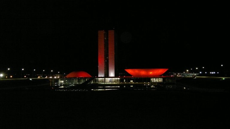 Câmara e Senado costumam ganhar iluminação colorida em datas especiais - (Foto: Pierre Triboli)