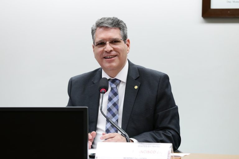 Texto aprovado é substitutivo do relator, Francisco Jr. - (Foto: Najara Araujo/Câmara dos Deputados)