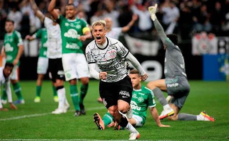Corinthians vence a Chapecoense
