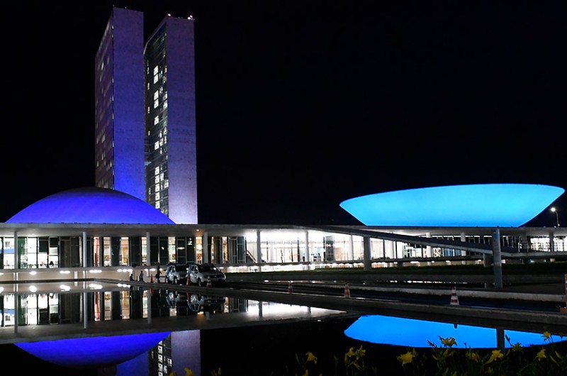 Congresso iluminado de azul, em 2020: neste ano, a iluminação especial vai até 16 de novembro - Roque de Sá/Agência Senado