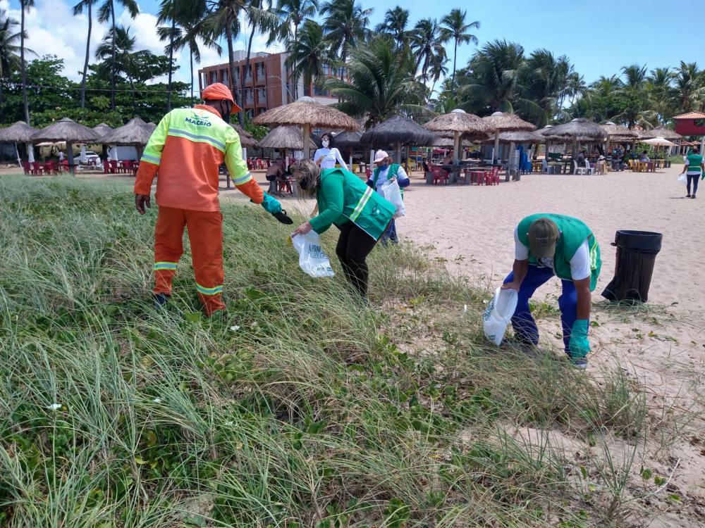 Servidores e voluntários retiram resíduos da faixa de areia da Praia de Ipioca. Foto: Ascom Sudes