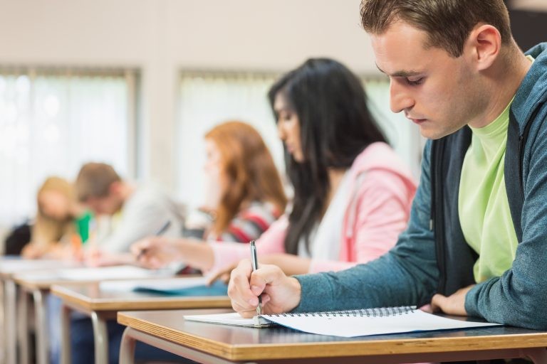 Parte dos recursos vai custear bolsas de estudo - (Foto: Depositphotos)