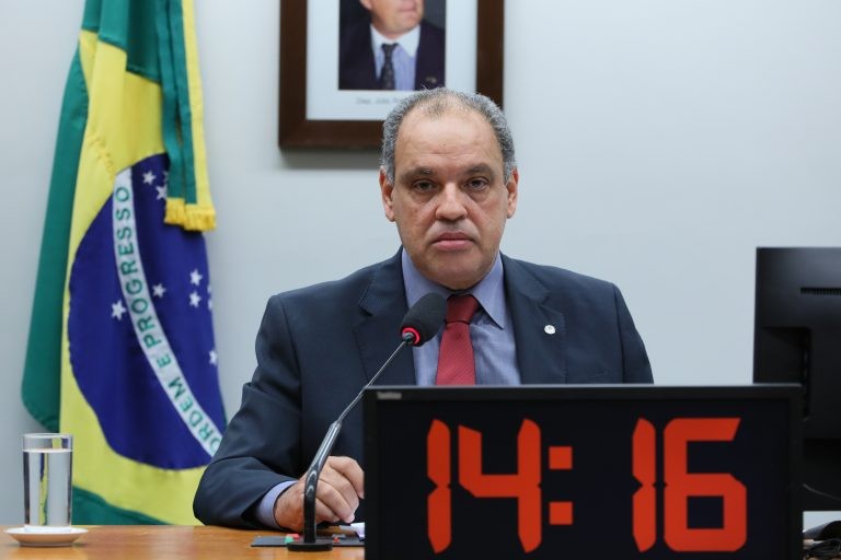Alves: interrupção ou redução dos valores das bolsas gera ineficiência - (Foto: Cleia Viana/Câmara dos Deputados)