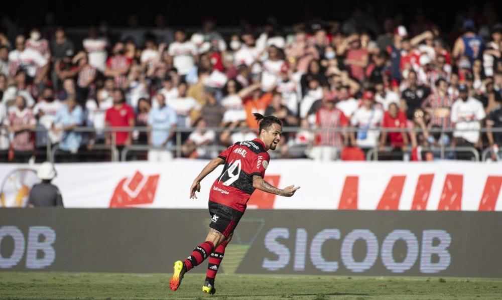 Flamengo goleia o São Paulo no Morumbi