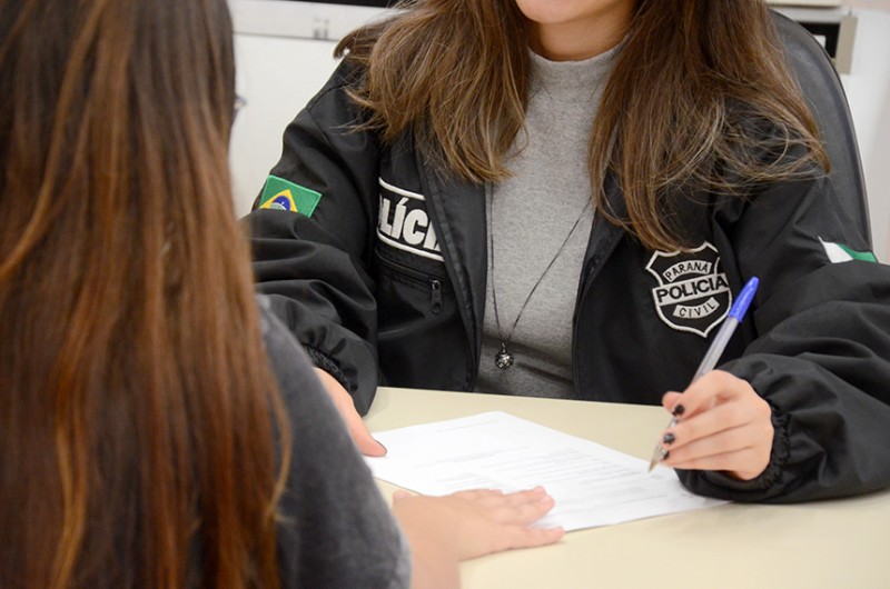 De acordo com o texto, delegacias de atendimento à mulher e defensorias públicas deverão ter atendimento policial especializado e acessível para as mulheres - SSP-PR