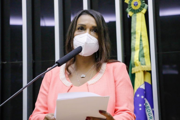 Tia Eron, relatora do projeto de lei - (Foto: Marina Ramos/Câmara dos Deputados)