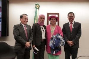 Deputada Tereza Nelma (de chapéu) com parlamentares indonésios - (Foto: Ascom - Secretaria da Mulher)