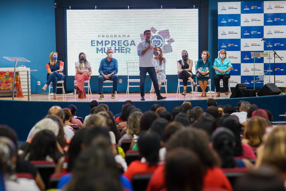 Prefeito JHC fala com as mulheres sobre mais uma iniciativa de integração promovida pela Prefeitura de Maceió. Fotos: Itawi Albuquerque / Secom Maceió