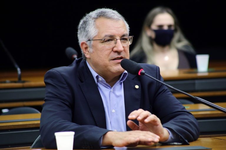 Padilha: renúncia pequena se comparada aos enormes benefícios angariados com a dedicação dos trabalhadores - (Foto: Michel Jesus/Câmara dos Deputados)