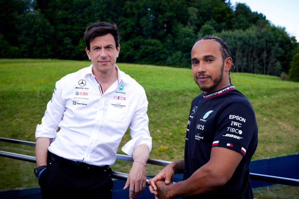 Mercedes revela que aposentadoria foi tema de papo com Hamilton para renovação