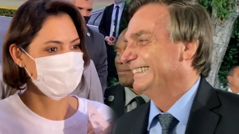 Bolsonaro e Michelle são surpreendidos na chegada do Alvorada e Michelle se emociona.