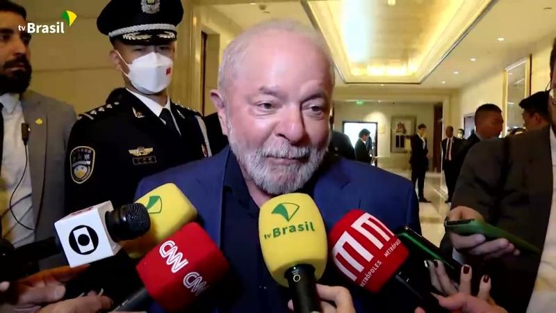 Lula fala à imprensa na saída do hotel em Pequim - China