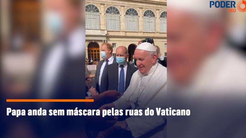 Papa anda sem máscara pelas ruas do Vaticano