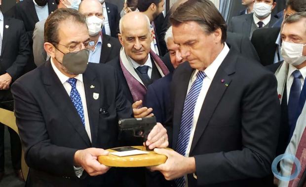 Em feira de grafeno, Bolsonaro recebe presente. 