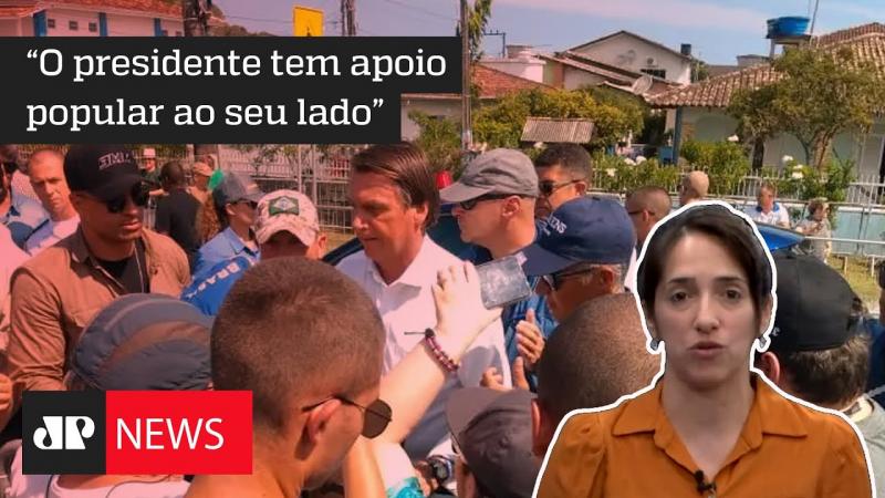 Bolsonaro segue de férias e cumprimenta banhistas em Santa Catarina