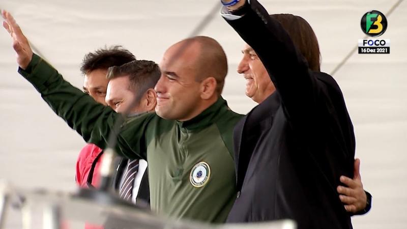 AGORA! Bolsonaro homenageia policiais que ajudaram salvar sua vida e faz pronunciamento