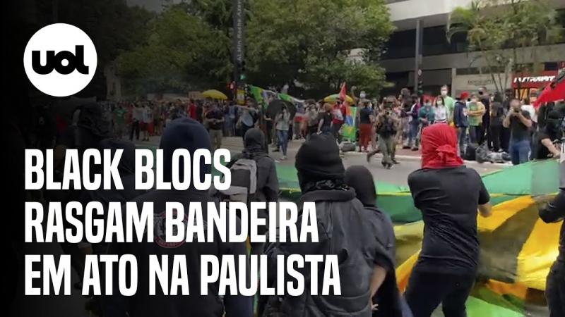 Protesto contra Bolsonaro na Paulista: Black blocs rasgam bandeira verde e amarela