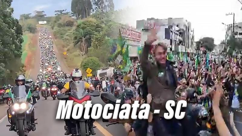 Bolsonaro é recebido por multidão em motociata em Santa Catarina.